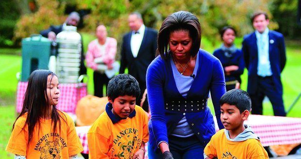 První dáma USA Michelle Obama sklízí úrodu ze své zeleninové zahrádky u Bíleého domu.