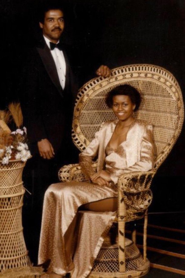 Někdejší první dáma Spojených států Michelle Obamová na svých sociálních sítích zveřejnila snímek ze svého maturitního plesu.