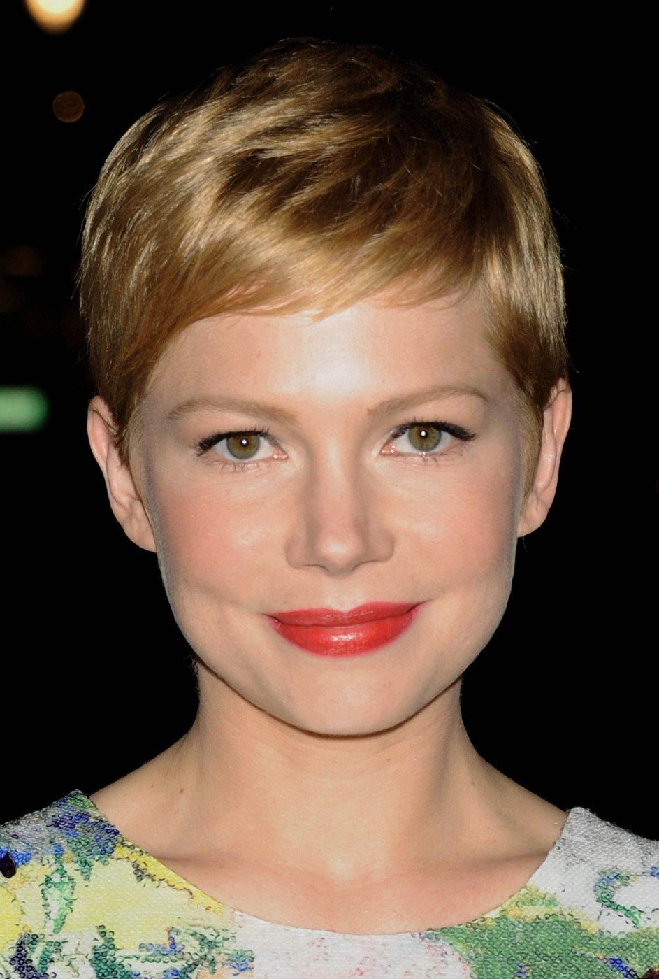 Michelle Williams se pyšní krátkým účesem.