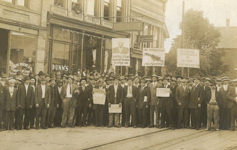 Stávkující pracovníci těžební společnosti v Michiganu.