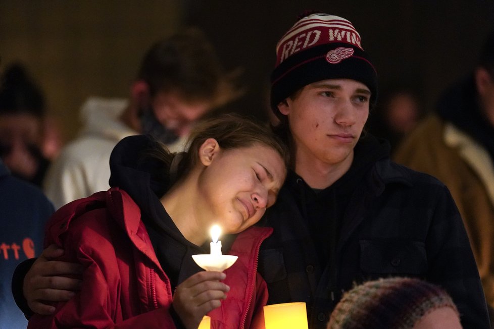 Při střelbě ve škole v Oxfordu v Michiganu zemřeli tři lidé. Policie zadržela patnáctiletého mladíka