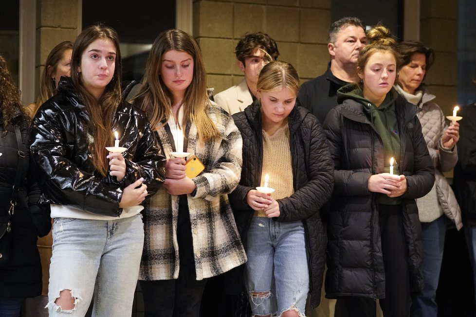 Při střelbě ve škole v Oxfordu v Michiganu zemřeli tři lidé. Policie zadržela patnáctiletého mladíka