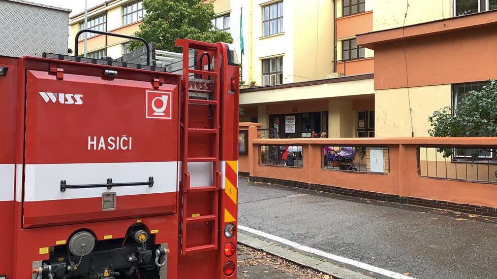 V michelské Základní škole Mendíků hořela elektroinstalace. Na místě zasahovaly tři jednotky hasičů.