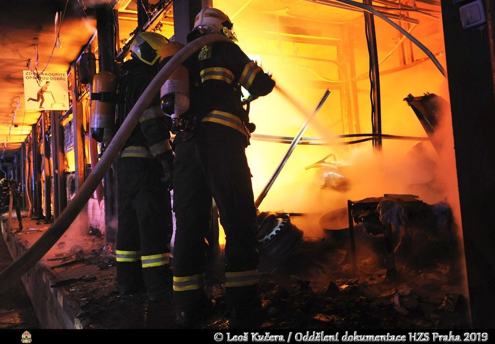V neděli 25. února 2019 od 1:26 hodin zasahovaly jednotky pražských hasičů u požáru haly v ulici Pekařská v pražské Michli.