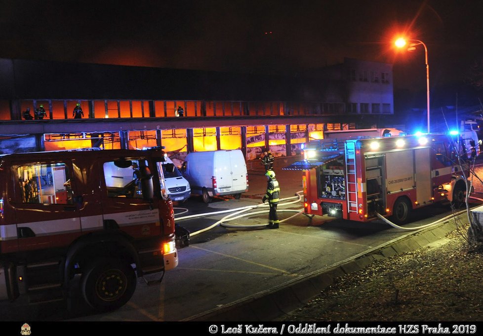 V neděli 25. února 2019 od 1:26 hodin zasahovaly jednotky pražských hasičů u požáru haly v ulici Pekařská v pražské Michli.