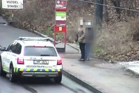 Chlapce (11) zaujalo graffiti. Babička (71) koupila spreje a asistovala mu