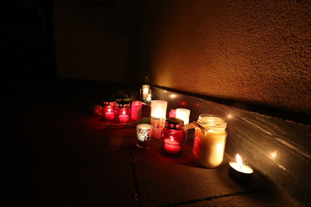 Před školou v pražské Michli hoří svíčky, položené jsou tam i květiny. 