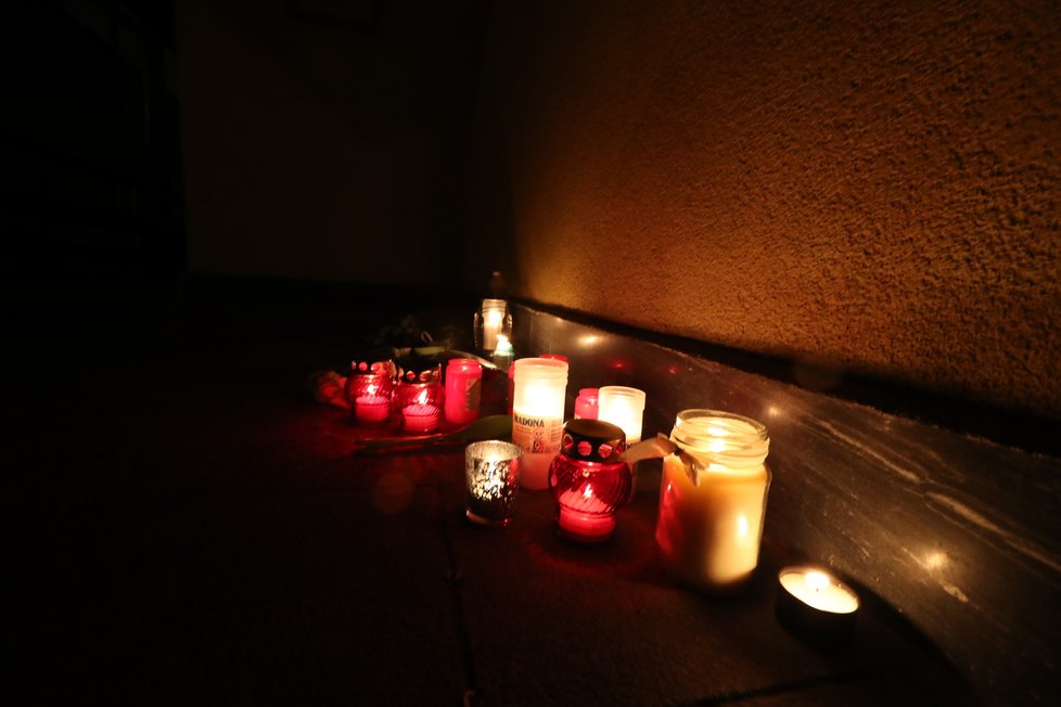 Před školou v pražské Michli hoří svíčky, položené jsou tam i květiny.