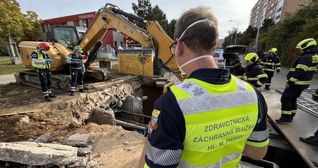 V Michnově ulici na Jižním Městě došlo k závalu třiašedesátiletého muže. Zraněním bohužel podlehl. (19. října 2021)