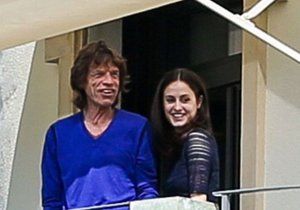 Milenecká dvojice Mick Jagger a baletka Melanie Hamrick na balkoně hotelu v Curychu