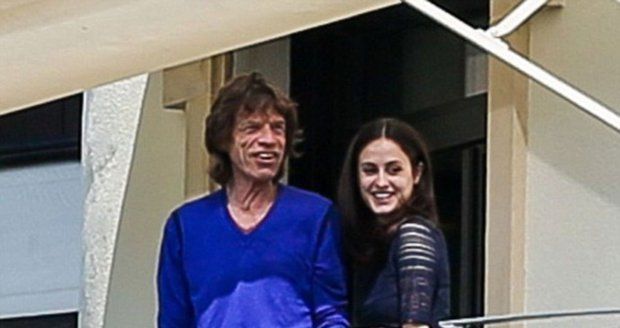 Milenecká dvojice Mick Jagger a baletka Melanie Hamrick na balkoně hotelu v Curychu