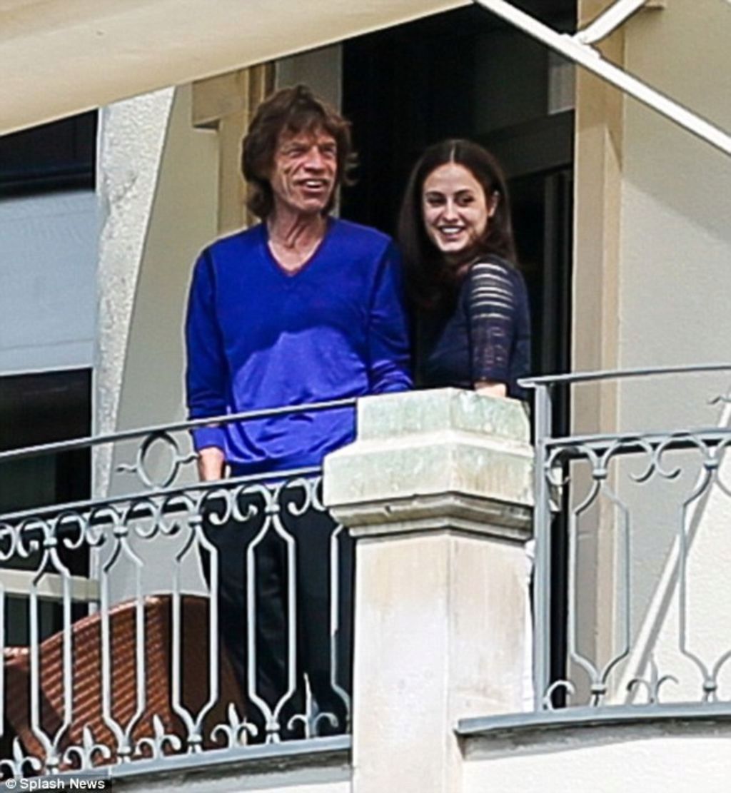 Milenecká dvojice Mick Jagger a baletka Melanie Hamrick na balkoně hotelu v Curychu.