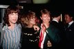 Mick Jagger a David Bowie v době, kdy měli mít poměr. Uprostřed zpěvačka Tina Turner.