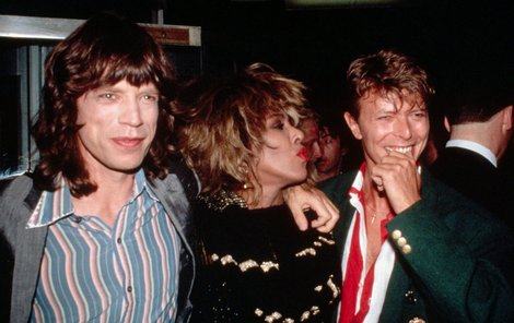 Mick Jagger a David Bowie v době, kdy měli mít poměr. Uprostřed zpěvačka Tina Turner.