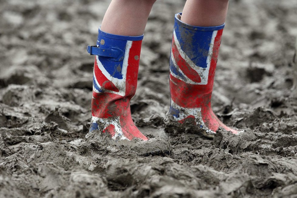 Jeden z nejlepších hudebních festivalů na světě, britský Glastonbury pravidelně doporovází déšť a bahno.