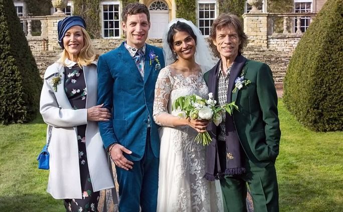 Šťastní novomanželé James Jagger a Anushka Sharma, spolu s ženichovými rodiči Jerry Hall a Mickem Jaggerem.