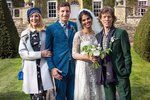 Šťastní novomanželé James Jagger a Anushka Sharma spolu s ženichovými rodiči Jerry Hall a Mickem Jaggerem