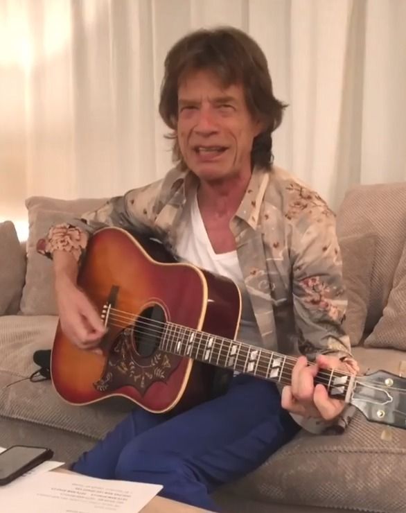 Pec nám spadla, pec nám spadla, kdopak nám ji opraví, notuje si Mick Jagger.