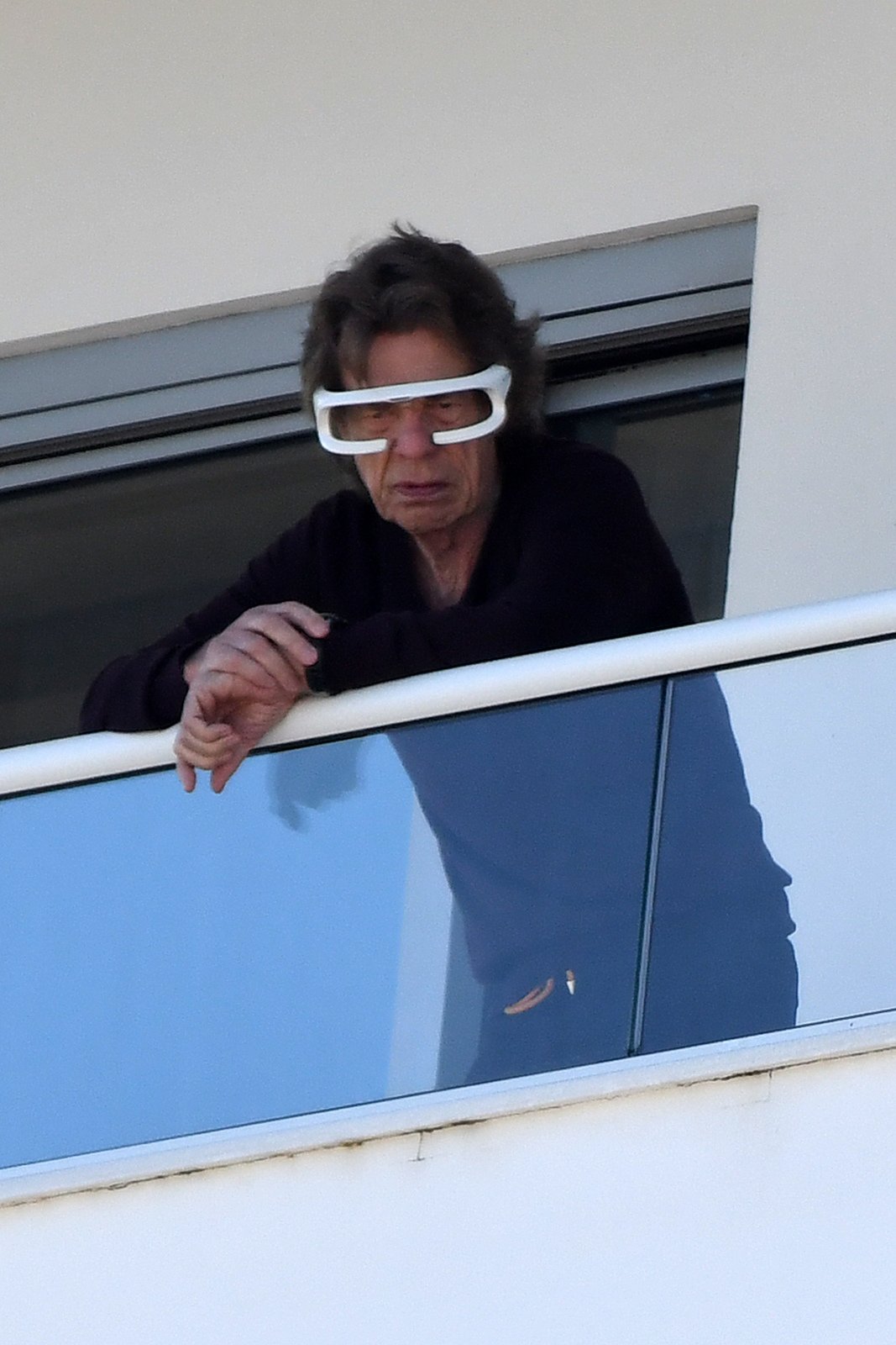 Mick Jagger se speciálními brýlemi za v přepočtu 8900 Kč. 