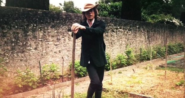Mick Jagger v karanténě: Zelinář na záhoně