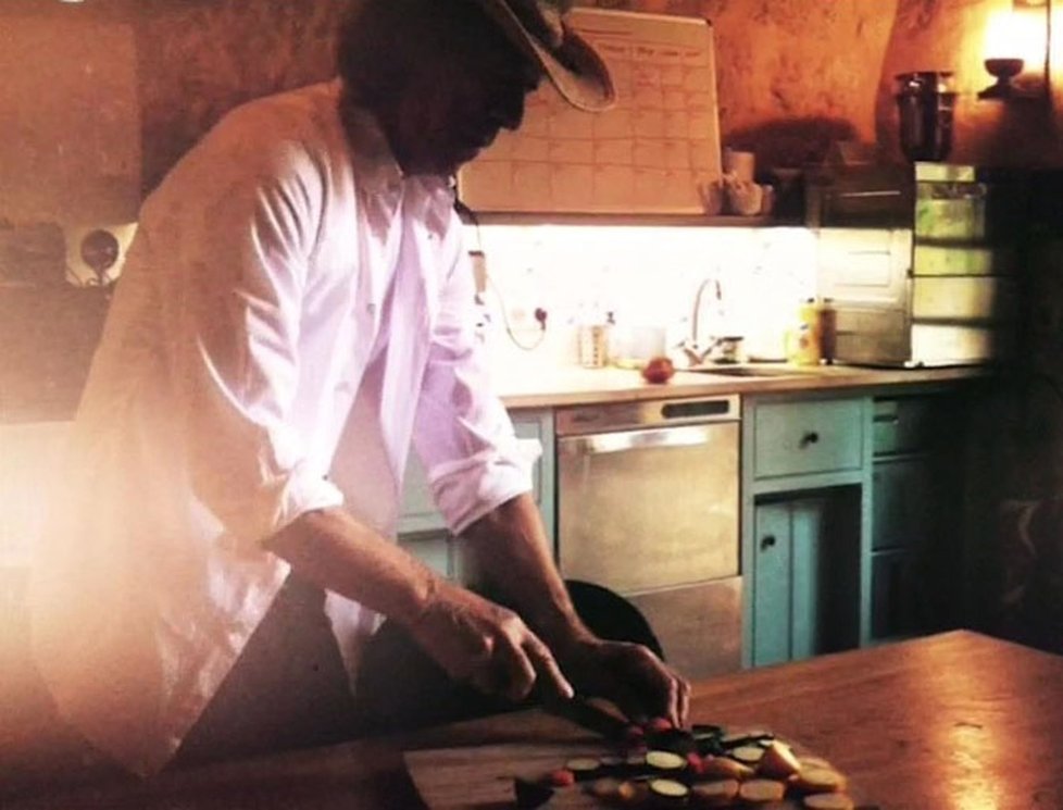 Mick Jagger v karanténě: Kuchtík v kuchyni