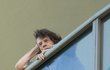 Nemocný Mick Jagger v teplákách na balkoně.
