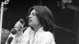 Mick Jagger při koncertě Rolling Stones v Hyde Parku v roce 1969. Na sobě má šaty od návrháře Michaela Fishe.
