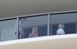 Nemocný Mick Jagger v teplákách na balkoně se svou dcerou. 