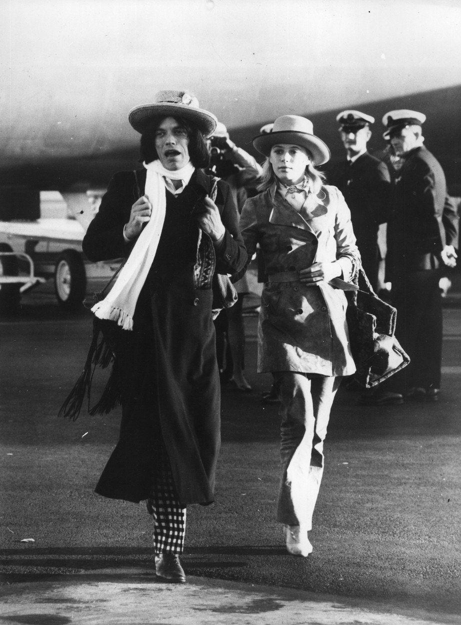 Snímek Micka Jaggera při příletu do Sydney v roce 1970 dokazuje, že zpěvák měl k ženským módním prvkům blízko i v soukromí.