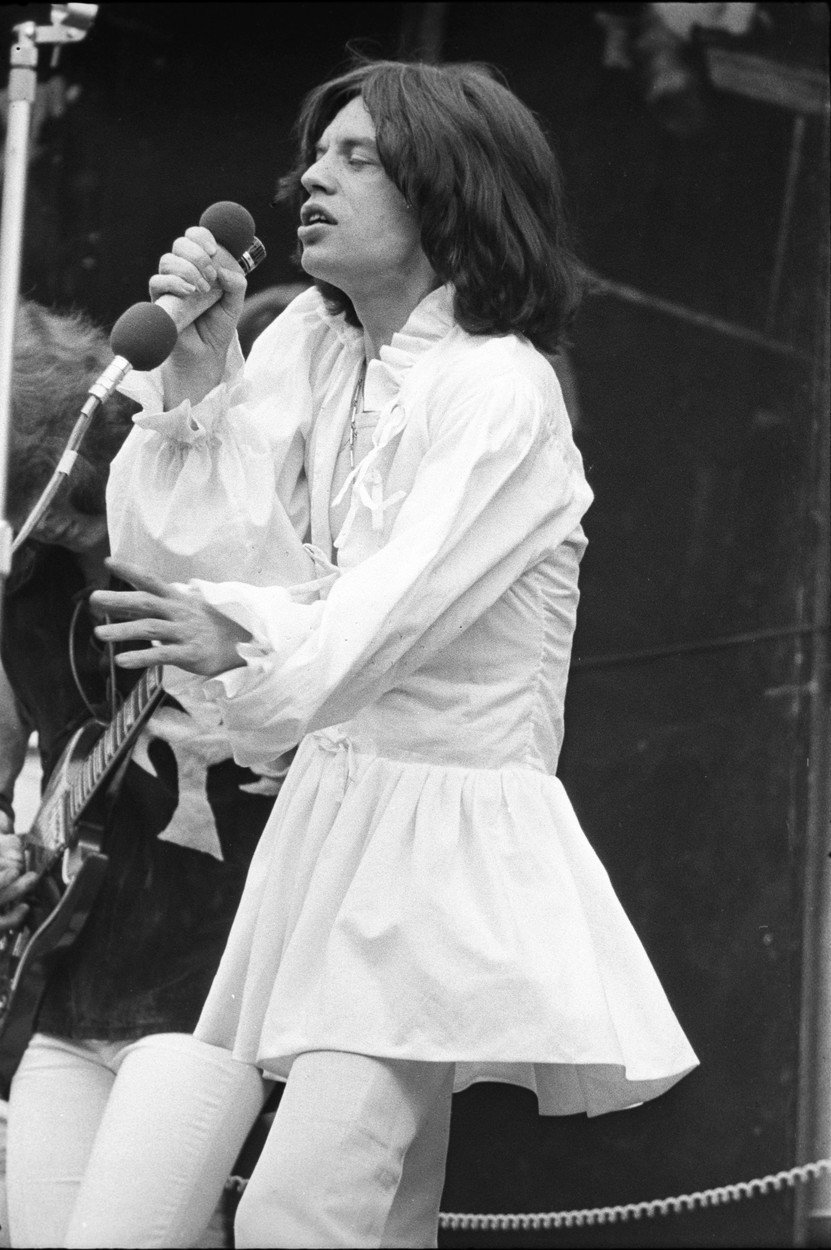 Mick Jagger při koncertě Rolling Stones v Hyde Parku v roce 1969. Na sobě má šaty od návrháře Michaela Fishe.