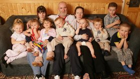 Mick Philpott (56) s nejmladšími ze svých sedmnácti dětí