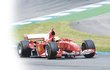 Rudá kráska Ferrari F2004 opět v akci.