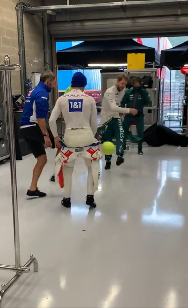 Mick Schumacher si v zázemí zahrál fotbálek se Sebastianem Vettelem.