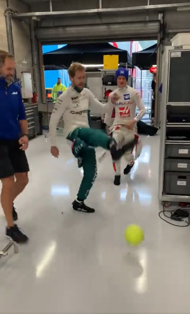 Mick Schumacher si zahrál fotbálek se Sebastianem Vettelem.