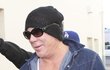 Herec Mickey Rourke zvolil klasickou čepici na zimu. Na lyžích mu alespoň nebudou mrznout uši