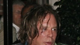 Mickey Rourke se snaží tvářit jako frajer. Ale bijí frajeři svoje manželky?