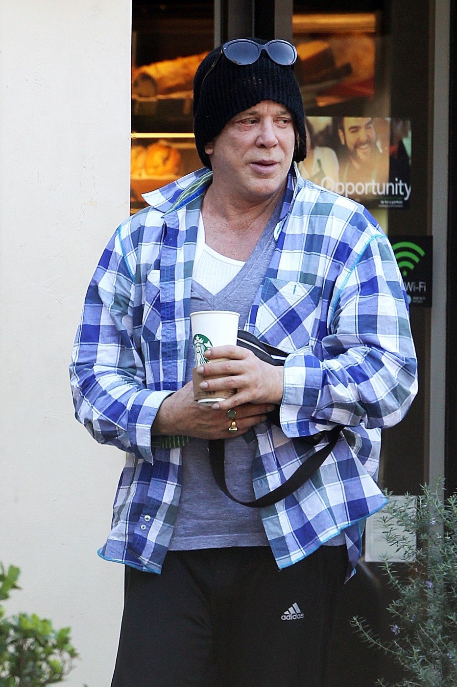 Mickey Rourke vypadá hodně zmoženě