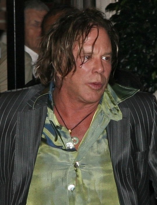 Mickey Rourke se snaží tvářit jako frajer. Ale bijí frajeři svoje manželky?