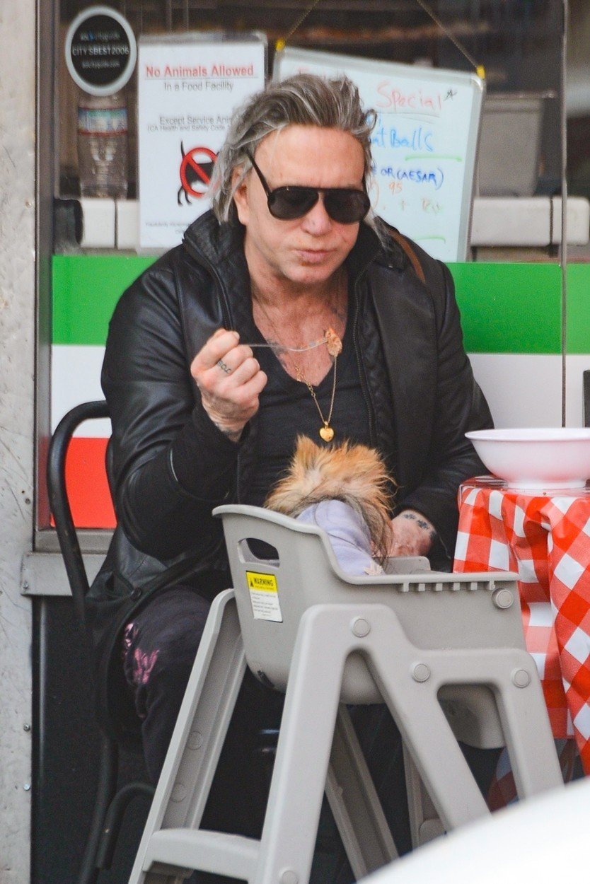 Mickey Rourke a jeho pomerian Chewie