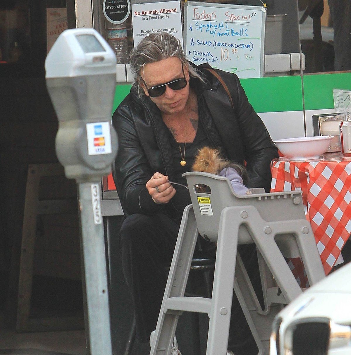 Mickey Rourke a jeho pomerian Chewie