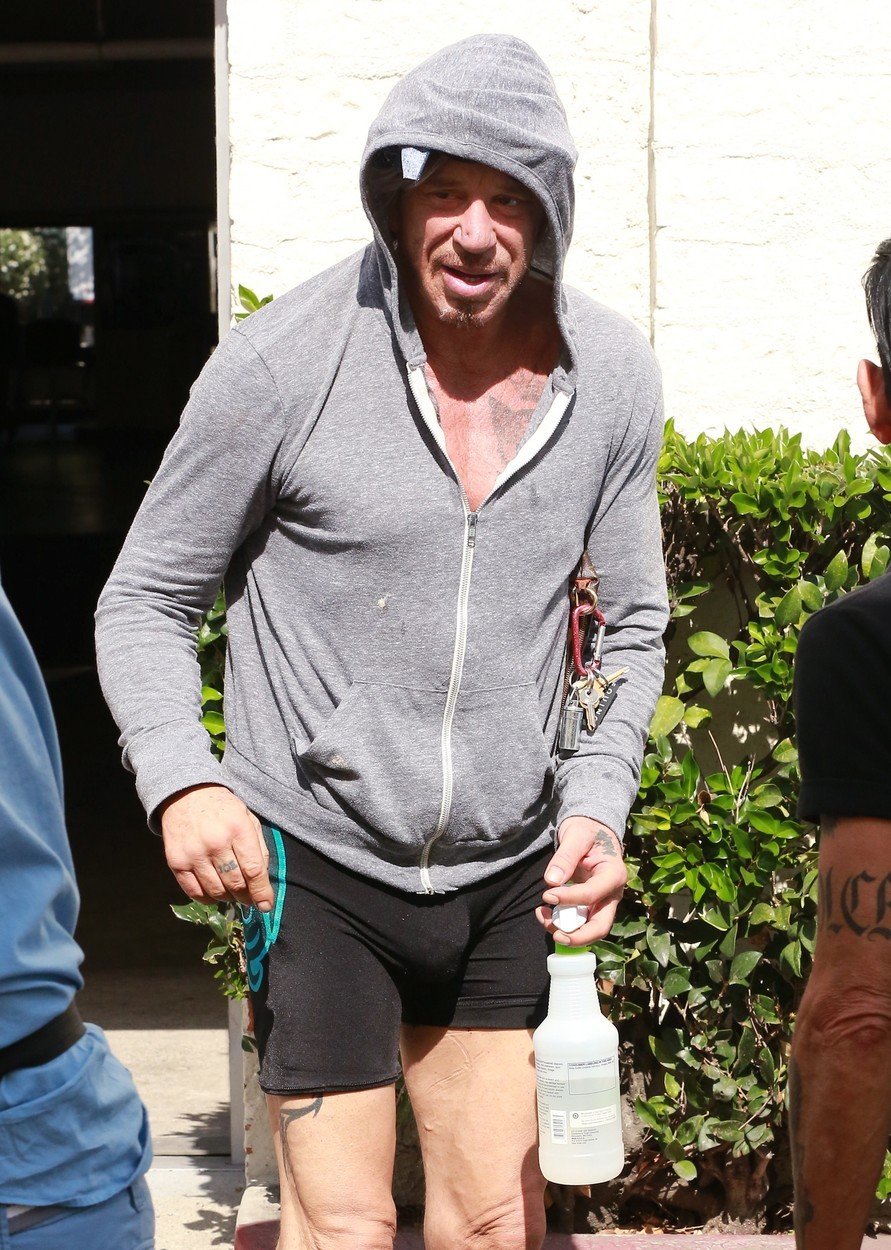 Mickey Rourke tímhle outfitem potěšil fanynky