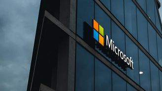 Microsoft ve čtvrtletí zvýšil zisk díky zájmu o umělou inteligenci, Google na stejném poli ztrácí