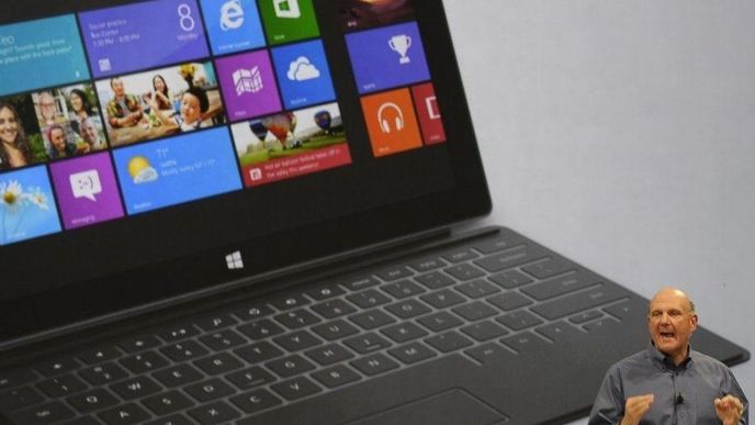 Nyní už bývalý šéf Microsoftu Steve Ballmer při představování Microsoft Surface