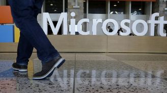Microsoftu klesl zisk o 15 procent. Kvůli dolaru a slabému trhu s počítači