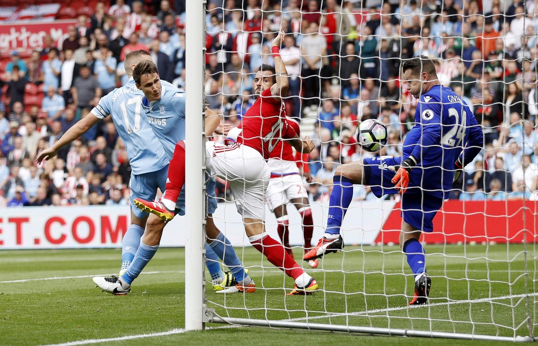 Útočník Middlesbrough Álvaro Negredo se prosadil proti Stoke