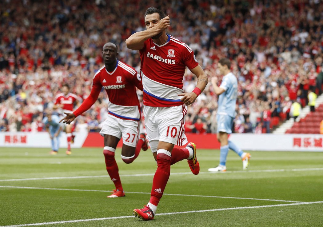 Útočník Middlesbrough Álvaro Negredo slaví gól do sítě Stoke