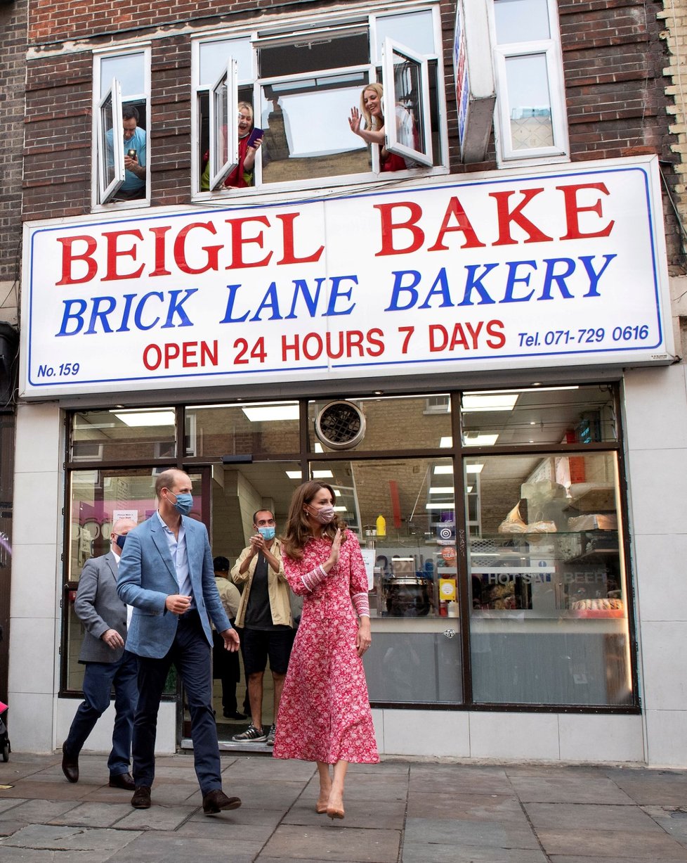 Kate Middletonová a princ William navštívili pekárnu na Brick Lane a vyzkoušeli si práci pekaře.