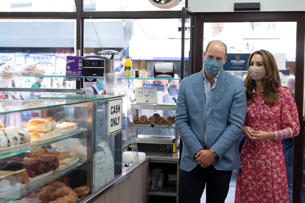 Kate Middletonová a princ William navštívili pekárnu na Brick Lane a vyzkoušeli si práci pekaře.