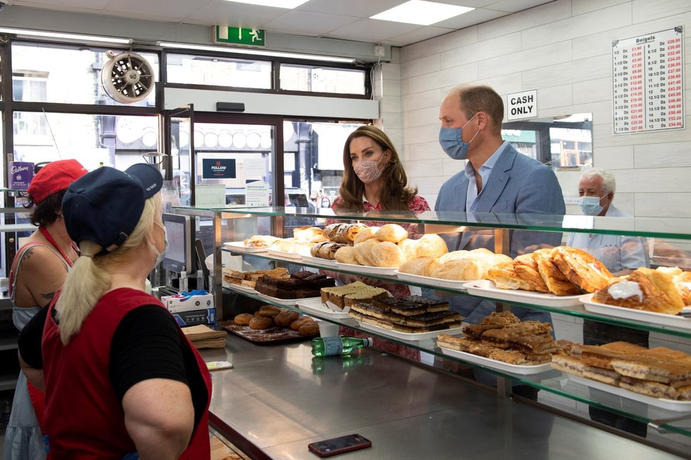 Kate Middletonová a princ William navštívili pekárnu na Brick Lane a vyzkoušeli si práci pekaře.