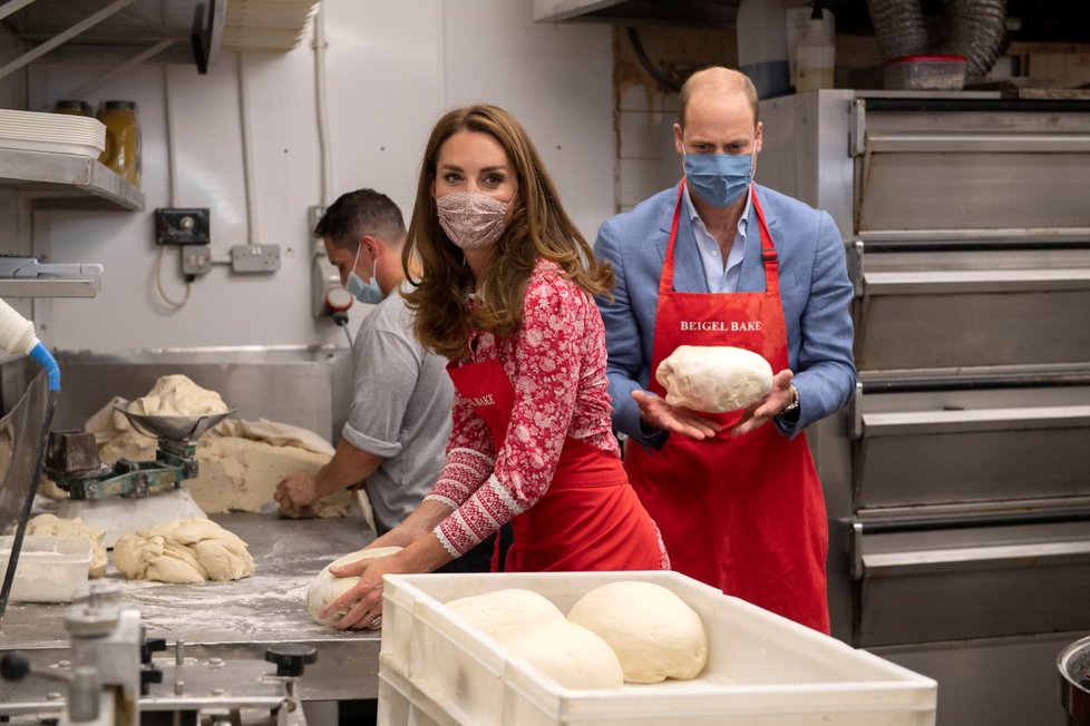 Kate Middleton a princ William navštívili pekárnu na Brick Lane a vyzkoušeli si práci pekaře